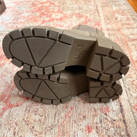 NWT Mia Olive Khaki Suede Chelsea Boots - Picture 5 of 7